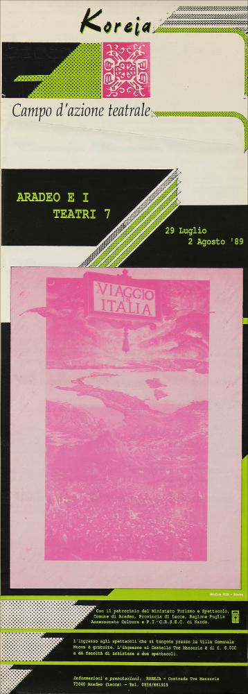 La risorsa in oggetto rappresenta il retro della brochure, composta da due pagine, per la rassegna Aradeo e i Teatri 7 svoltasi fra il 29 luglio ed il 2 agosto 1989, un appuntamento con il teatro sperimentale che la compagnia Koreja, nata nel 1983 nel piccolo borgo salentino di Aradeo, porta avanti sin dall'anno della sua fondazione. Nello specifico le rappresentazioni si inserirono nell'ambito del progetto nazionale "Viaggio in Italia", ispirato alla celebre opera di Goethe e patrocinato dal Ministero del Turismo e dello Spettacolo che, come ben rappresenta l'immagine dello "stivale" capovolto in prima pagina, costituì all'epoca un esempio unico di festival interregionale dedicato alle nuove frontiere del teatro, sviluppato per tappe da Nord a Sud in alcune località d'...