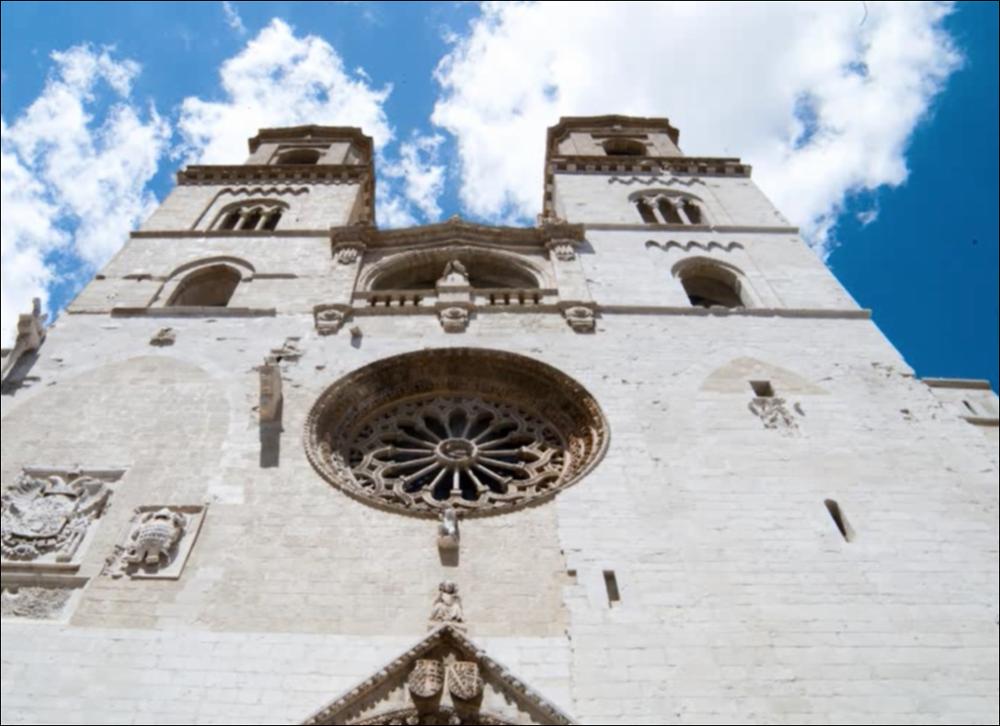 Prodotto nell'ambito dei Progetti Integrati Settoriali (PIS), cofinanziati dall'Unione Europea - F.E.S.R. sul POR Puglia 2000-2006 per il recupero, la valorizzazione e la gestione dei beni storico-culturali pugliesi e per il potenziamento della ricettività turistica, il video, caratterizzato da una sequenza animata di fotografie, offre una panoramica di Altamura, comune facente parte della città metropolitana di Bari, nota per la tradizionale produzione di pane cotto nel forno a legna. Le immagini che si susseguono mostrano alcuni scorci e luoghi di interesse culturale del paesaggio circostante Altamura: le orme dei dinosauri in località Pontrelli, la chiesa rupestre affrescata, i dettagli esterni della Cattedrale di Santa Maria Assunta, le sale interne del Museo Nazion...
