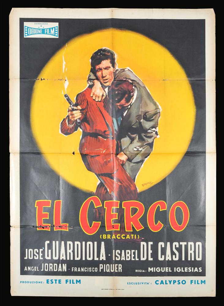 “El cerco” è un film di genere drammatico del 1955, diretto da Miguel Iglesias, su sceneggiatura di Juan Bosch, con Isabel de Castro, José Guardiola, Angel Jordan e Francisco Piquer.
Il manifesto cinematografico è firmato da Ermo. La firma va attribuita a Piero Ermanno Iaia, romano classe 1933, uno dei più celebri pittori di cinema, autore di numerosissimi manifesti. Ermanno Iaia amò sperimentare tecniche e linguaggi diversi, dando vita a veri capolavori artistici, in cui le sapienti scelte cromatiche, la cura ritrattistica e la composizione narrativa sono gli elementi chiave per creare scene di forte impatto emotivo. Il manifesto presenta uno sfondo nero che incornicia un grande cerchio giallo entro il quale spiccano due uomini ritratti a figura intera, uno armato di p...