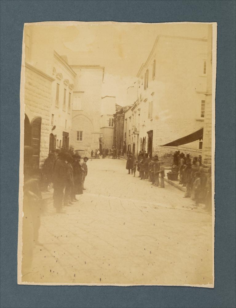 <div class="ql-editor"><div>Documentazione fotografica di una stradina del centro storico di Barletta. L'immagine fa parte dell'Archivio fotografico di Giuseppe Ceci.</div><div>La raccolta fotografica di Giuseppe Ceci (1863-1938), studioso delle arti figurative dell’Italia meridionale e tra i promotori delle Società di Storia Patria di Napoli e della Puglia, si inserisce nel vivace clima culturale dell’Italia postunitaria, caratterizzato dal progressivo consolidarsi di una «coscienza nazionale» alimentata anche dal confronto e dal dialogo con le realtà storiche e culturali locali.</div><div>Oggi la Biblioteca Comunale di Andria conserva oltre settecento fotografie dedicate alla Puglia medievale, a Napoli e al patrimonio storico-artistico ...