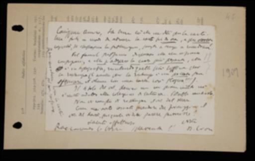Nella cartolina, Benedetto Croce sollecita Giovanni Laterza a provvedere alla carta per i nuovi fascicoli e per le ristampe de "La Critica", gli suggerisce di far modificare il titolo al volume di Rodolfo Renier e gli sconsiglia di accettare la ristampa del volume "Giuseppe Mazzini e le idealità moderne" di Felice Momigliano. Croce esprime poi meraviglia per il rifiuto di Laterza a pubblicare il volume proposto da Adolfo Ravà e sollecita la spedizione delle bozze del volume di Silvio Spaventa.