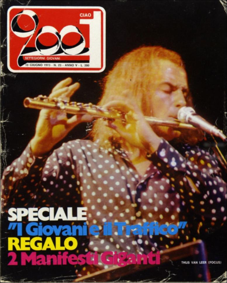 La risorsa in oggetto fa parte dei documenti editoriali selezionati dal Fondo MEM in occasione dell’esposizione "Sulle tracce di David Bowie. L’uomo delle stelle nelle riviste musicali italiane dagli anni ’70 ai ’90" curata da Claudia Attimonelli (Università degli Studi di Bari Aldo Moro, MEM, Future in Research). È un viaggio nel passato che mostra in che modo l’artista fu presentato e rappresentato in uno dei principali medium dell’epoca: le riviste musicali. Nello specifico il documento digitale riporta, oltre la copertina della rivista, la pagina esposta nel percorso di visita. A p. 20 si annuncia un esordio disastroso per il concerto inglese di Bowie all'Earls Court, molto atteso soprattutto dopo i successi di quelli americani e giapponesi. Molti fan infatti abband...