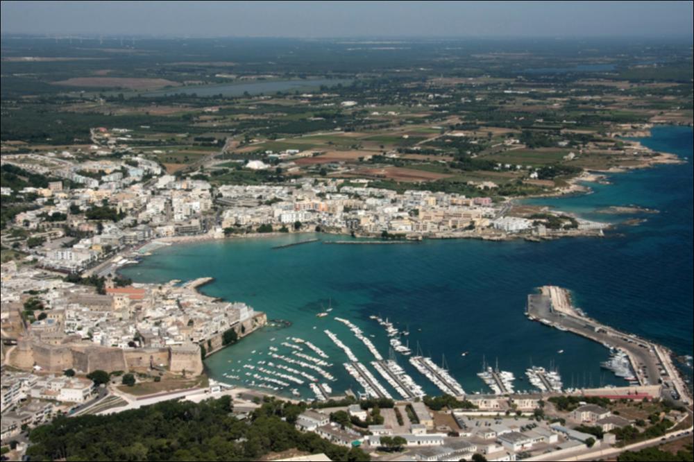 Il comune di Otranto, rientra nell'ambito paesaggistico del Salento delle Serre. Il tratto costiero che si estende da Otranto a Santa Maria di Leuca, è un paesaggio di forte impatto paesaggistico e scenografico, l'estesa falesia è continua, alta e rocciosa, ricca di grotte, cavità, incisioni e insenature, che sovente proteggono piccole spiagge sabbiose. I tratti rocciosi verso il capo di S. Maria di Leuca, hanno grande valore naturalistico e paesaggistico, si va dalla presenza di boschi ai pascoli, che si intervallano o mescolano nella matrice ambientale dominante - quella agricola olivetata - da qui l'individuazione di diverse aree protette o di interesse comunitario. Le pareti calcaree di questa costa, si presentano modellate e articolate in diversi ordini di terrazza...
