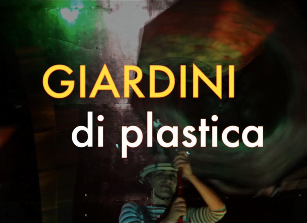 Il video in oggetto è il promo di “Giardini di plastica”, una delle produzioni 2015-2016, dedicate al teatro per ragazzi, messe in scena dalla compagnia teatrale Koreja di Lecce. Lo spettacolo, sotto la regia di Salvatore Tramacere, permette al pubblico di viaggiare attraverso mondi fantastici e colorati, mondi abitati da tre personaggi camaleontici, ora extraterrestri, ora samurai, fate o angeli. I costumi e gli oggetti di scena provengono tutti dalla nostra quotidianità ma sul palco acquisiscono nuova vita: bacinelle diventano astronavi, cannucce e mollette servono per abbellire i vestiti, tappi di plastica usati come parrucche. Tradizione e contemporaneità si fondono perfettamente creando uno spettacolo unico e irripetibile per ricerca e sperimentazione, peculiarità ...