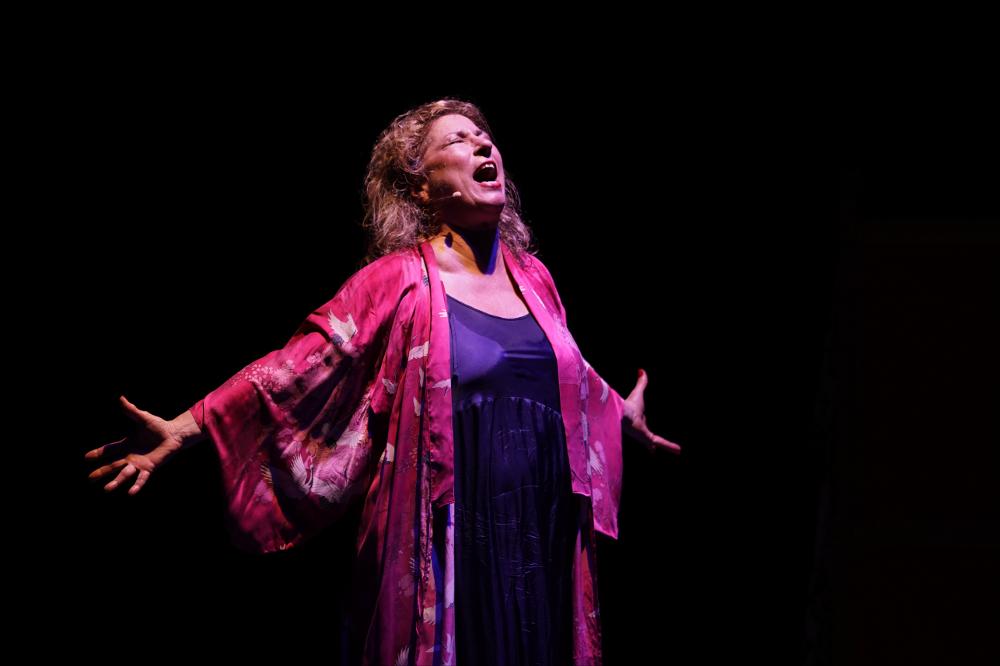 <div>Lo scatto racconta un momento dello spettacolo teatrale “Cara Anna Magnani”, un viaggio nella vita di Anna Magnani, scritto e diretto da Caterina Costantini e interpretato insieme a Nicola Valenzano e Daniele Ciavarella. Lo spettacolo è andato in scena l’8 marzo 2024 presso il Teatro AncheCinema di Bari.</div><div>In "Cara Anna Magnani…" lo stacco musicale, il flash interpretativo, lo spot ricavato da brandelli di vita vissuta si impongono sulla “storia” e fanno sì che il racconto proceda per analogie e digressioni esistenziali, brani del repertorio della Magnani, trascrizioni teatrali di passaggi cinematografici, canzoni e parodie prese dal mondo della Rivista.</div><div>Vi trovano spazio anche poesie, ricordi,...