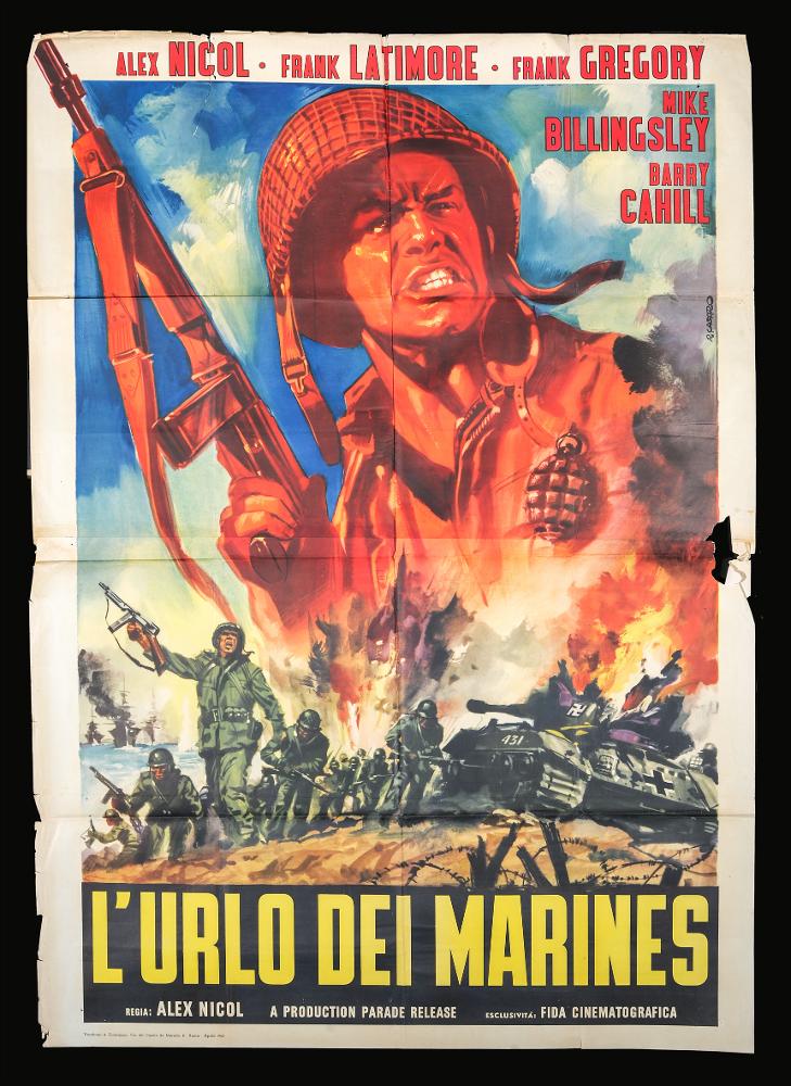 L'immagine riproduce uno dei manifesti conservati presso la Mediateca Regionale Pugliese (vedi Note). Si tratta di una delle versioni grafiche del manifesto del film "L'urlo dei marines", a firma di Renato Casaro, tra i maggiori rappresentanti della grafica e del manifesto del secondo dopoguerra. Autodidatta, sviluppa una grande tecnica e raffinatezza formale sugli esempi più prestigiosi di altri pittori di cinema, primo tra tutti Cesselon, alla quale mescola linguaggi compositivi più innovativi (fotografico e grafico) anche usando tecniche e strumenti diversi, come l'aerografo. Per il manifesto in oggetto, Casaro concepisce una composizione di grande impatto visivo, incentrata tutta sulla presenza dei marines in azione di guerra. Imponente e drammatica, la scena è ricc...