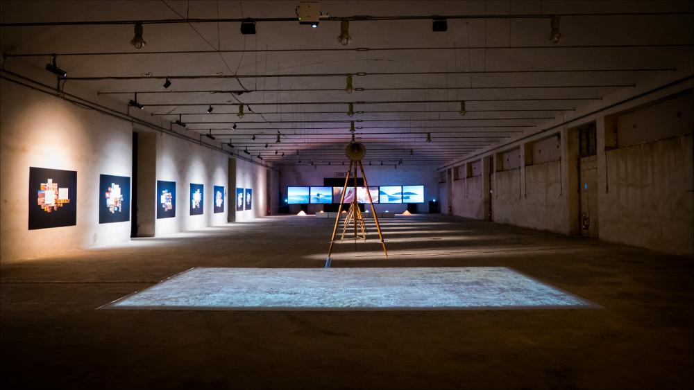 Nell’immagine vediamo il nuovo spazio espositivo Think Tank di Monopoli allestito con le installazioni “Il colore dei gesti”, “I sette cavalletti in legno” e “Il confine dei corpi”.
Nel 2021 è stato inaugurato lo spazio Think Tank (ex deposito carburanti) di Monopoli, in collaborazione con la Fondazione Pino Pascali, il Comune di Monopoli e il Teatro Pubblico Pugliese. In occasione di questa apertura, Think Tank ha ospitato la mostra “Meditazioni Mediterraneo” di Studio Azzurro (15 ottobre 2021 - 16 gennaio 2022).
La mostra, spiega Studio Azzurro, “è il risultato di un viaggio compiuto all’interno di un’area geografica di cui riconosciamo una particolare sensibilità che trae origine dallo straordinario e tormentato fascino del suo territorio, ma anche dalla antica ricch...