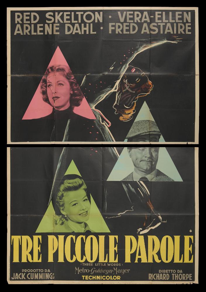 L'immagine riproduce uno dei manifesti conservati presso la Mediateca Regionale Pugliese (vedi Note). Si tratta di uno dei manifesti del film “Tre piccole parole” del 1950 per la regia di John H. Auer. Il manifesto, composto da due parti in quanto di grandi dimensioni (140x200), è a firma di Ercole Brini (Brini). Brini utilizza spesso gli acquerelli, tecnica che gli permetteva di creare racconti in cui le figure si fondono al paesaggio, creando atmosfere impalpabili e ricche di fascino, capaci di trasportare lo spettatore in mondi onirici. Ispirate ai grandi pittori di inizio Novecento, «le composizioni di Brini si caratterizzano per modernità e scioltezza: l'artista non ha bisogno di affidarsi a complicate architetture d'immagine, gli è sufficiente una traccia liquida ...
