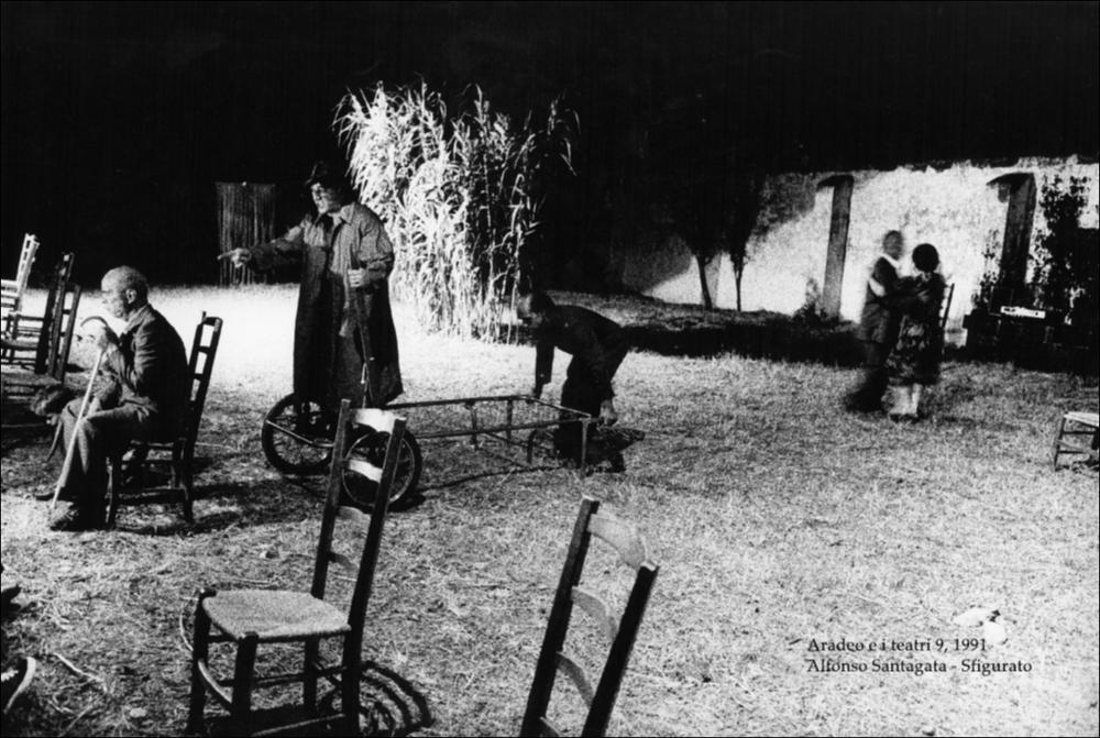 La fotografia in bianco e nero è un momento dello spettacolo "Sfigurato", rappresentato nel 1991 da Alfonso Santagata durante la nona edizione di "Aradeo e i Teatri", un appuntamento con il teatro sperimentale che la compagnia Koreja nata nel 1983 nel piccolo borgo salentino di Aradeo porta avanti sin dall'anno della sua fondazione. Lo spettacolo fu proposto come evento speciale ed esclusivo per la prima volta proprio in quell'anno, insieme a "Sogni" di Antonio Neiwiller. La messa in scena, secondo la visione del regista, è un viaggio nella frustrazione del popolo del Sud, fatto di personaggi grotteschi della piccola borghesia. Tutto lo spettacolo si regge su paradossi e scene visionarie: liti e rincorse tra personaggi, un padre e un figlio che battibeccano a colpi di p...