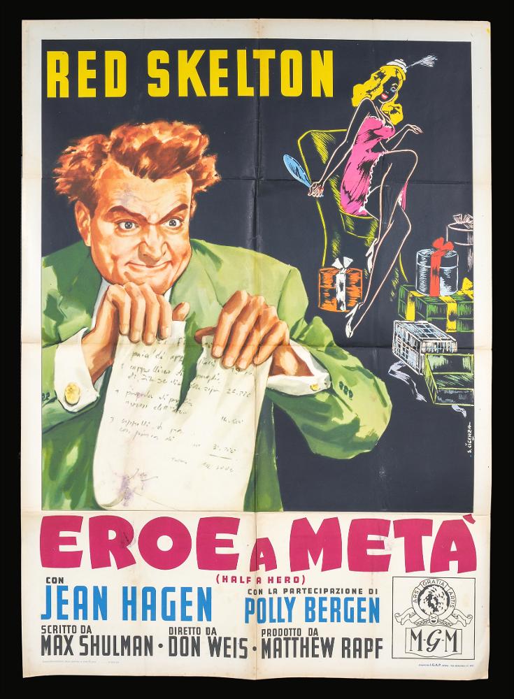 “Eroe a metà” (titolo originale “Half a hero”) è un film commedia del 1953 diretto da Don Weis, su sceneggiatura scritta da Max Shulman. Tra gli interpreti principali ricordiamo Red Skelton, Jean Hagen, Polly Bergen.
Il manifesto cinematografico è firmato da Silvio Cigerza, illustratore di cui si hanno poche notizie ma dalla pregevole abilità grafica e artistica. Notevoli, infatti, le doti da ritrattista come vediamo nell’espressività del protagonista dipinto in primo piano, mentre, in secondo piano, spicca su fondo nero una scena volutamente abbozzata con tratti grafici e linee semplici di grande raffinatezza.
Il manifesto originale è conservato nell’Archivio della Mediateca Regionale Pugliese....