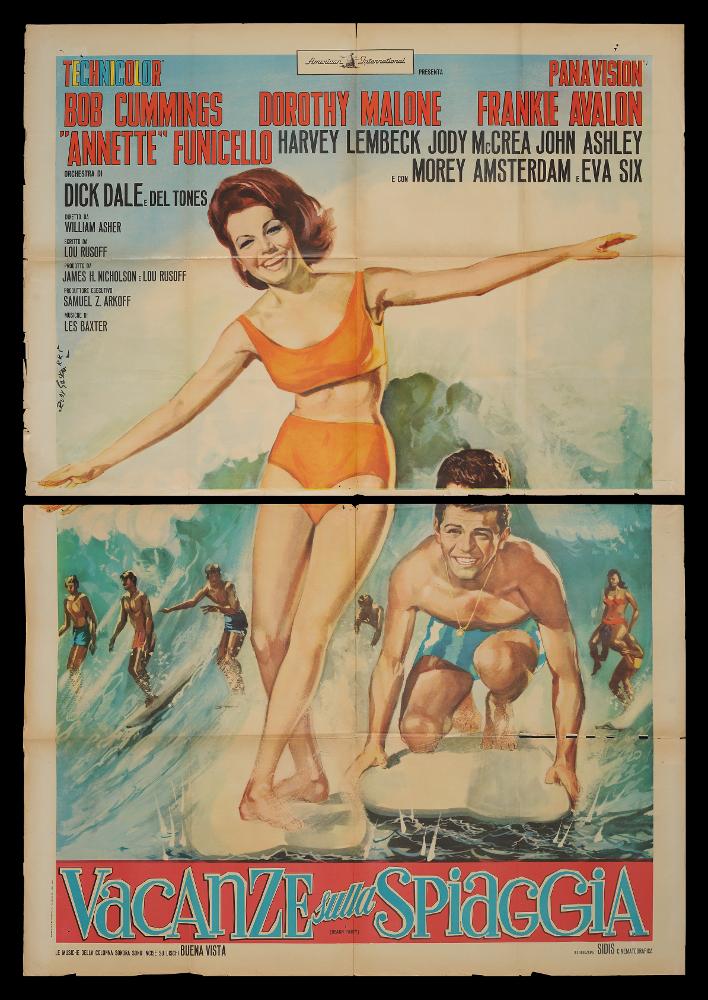 L'immagine riproduce uno dei manifesti conservati presso la Mediateca Regionale Pugliese (vedi Note). Si tratta di uno dei manifesti del film “Vacanze sulla spiaggia” del 1963 per la regia di William Asher. Il manifesto è a firma del fidardense Rodolfo Gasparri che qui si firma come Rudy Gasparri. Appena ventenne si trasferisce dal piccolo comune di Castelfidardo (AN) per realizzare a Roma il sogno di diventare pittore di cinema. Inizialmente fa esperienza come disegnatore per case editrici, realizzando le copertine di libri prevalentemente gialli come "Il Vampiro" (1958). Questa attività gli permette di acquisire non solo competenze specifiche come disegnatore, ma soprattutto una maggiore consapevolezza di sé e delle proprie potenzialità. Pittore capace di trasportare ...