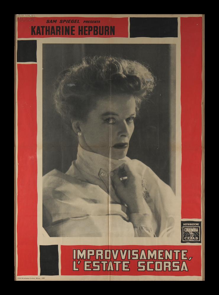 “Improvvisamente l'estate scorsa” (Suddenly, Last Summer) è un film del 1959 diretto da Joseph L. Mankiewicz, tratto dall'omonima pièce teatrale di Tennessee Williams, adattata per il cinema dallo stesso drammaturgo insieme a Gore Vidal. Nel cast ricordiamo Elizabeth Taylor, Katharine Hepburn, Montgomery Clift, Albert Dekker.
Il film ottenne tre candidature ai Premi Oscar 1960 (sia Katharine Hepburn che Elizabeth Taylor candidate come miglior attrice protagonista, oltre a miglior scenografia) e la Taylor vinse il Golden Globe per la migliore attrice in un film drammatico.
Il manifesto cinematografico presenta un ritratto fotografico in primo piano di Katharine Hepburn inquadrato da una larga cornice a bordo spesso in rosso e nero.
Il manifesto originale è conservato nel...