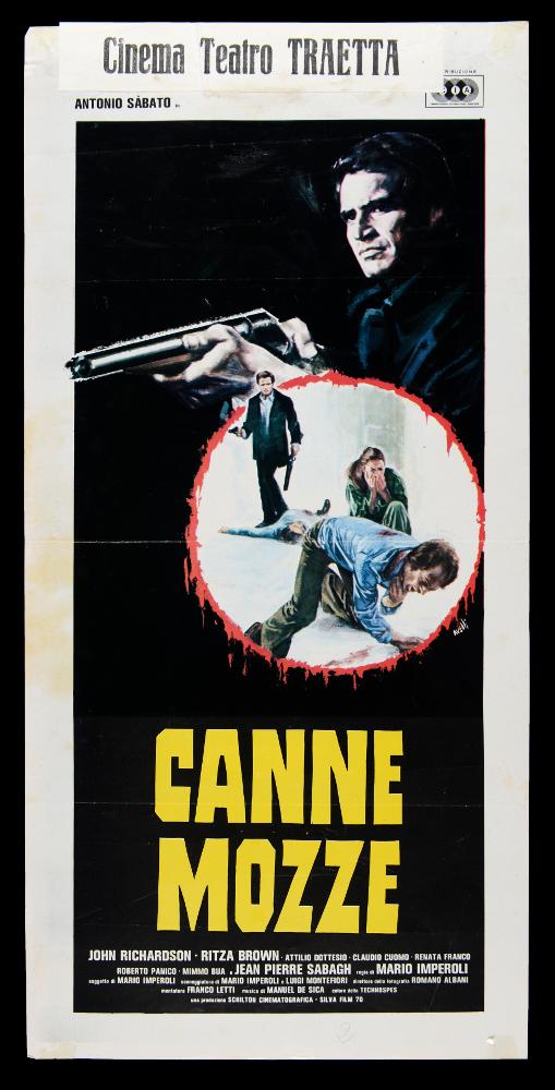 “Canne mozze” è un film italiano del 1977 diretto da Mario Imperoli, su sceneggiatura scritta insieme a George Eastman. Tra gli interpreti principali ricordiamo Antonio Sabato, Ritza Brown, John Richardson, Attilio Dottesio.
La locandina cinematografica è opera del celebre pittore di cinema Tino Avelli, nato a Tripoli nel 1938 e poi trasferitosi a Roma. Le sue opere rivelano il gusto per la grafica e la passione per l’acquerello che conferisce alle figure una trama leggera e delicata. Avelli è un artista capace di raccontare dramma e commedia con profonda raffinatezza. In questa immagine la scelta dei colori è intensa: uno sfondo nero fa da cornice ad una scena dipinta in un campo circolare a sfondo bianco bordato rosso sangue che esalta le figure all’interno. I contras...