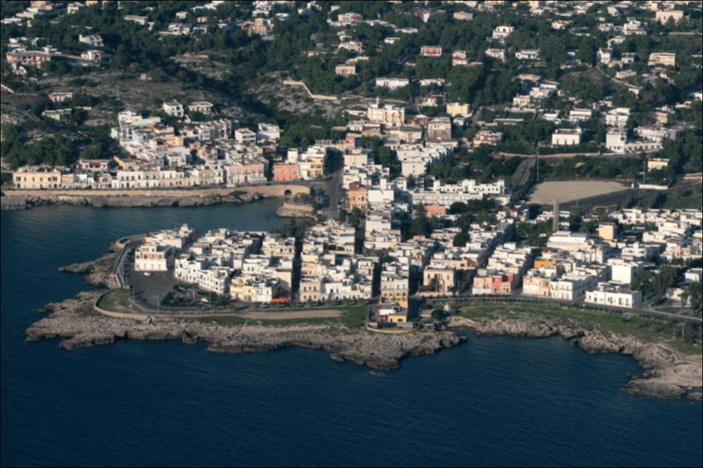 Il paesaggio costiero jonico del Tavoliere Salentino, presenta caratteri differenziati, includendo tanto una morfologia bassa sabbiosa o in roccia tenera, quanto una morfologia alta e rocciosa. A nord di Gallipoli, il litorale è basso e sabbioso, per poi innalzarsi sensibilmente in corrispondenza di Torre Sabea, punto a partire dal quale inizia ad essere caratterizzato da una serie di piccole cale con arenili sabbiosi punteggiati da scogli. Si incontrano spiagge immerse nel verde degli eucalipti, pini e oleandri, con arenili sabbiosi bordati da lunghi cordoni dunari. Procedendo verso nord, si incontrano le grandi distese sabbiose di Lido Conchiglie e Lido dell'Alto presso l'omonima torre. Alle spalle, si trova la cosiddetta “montagna spaccata”, un tratto netto operato a...