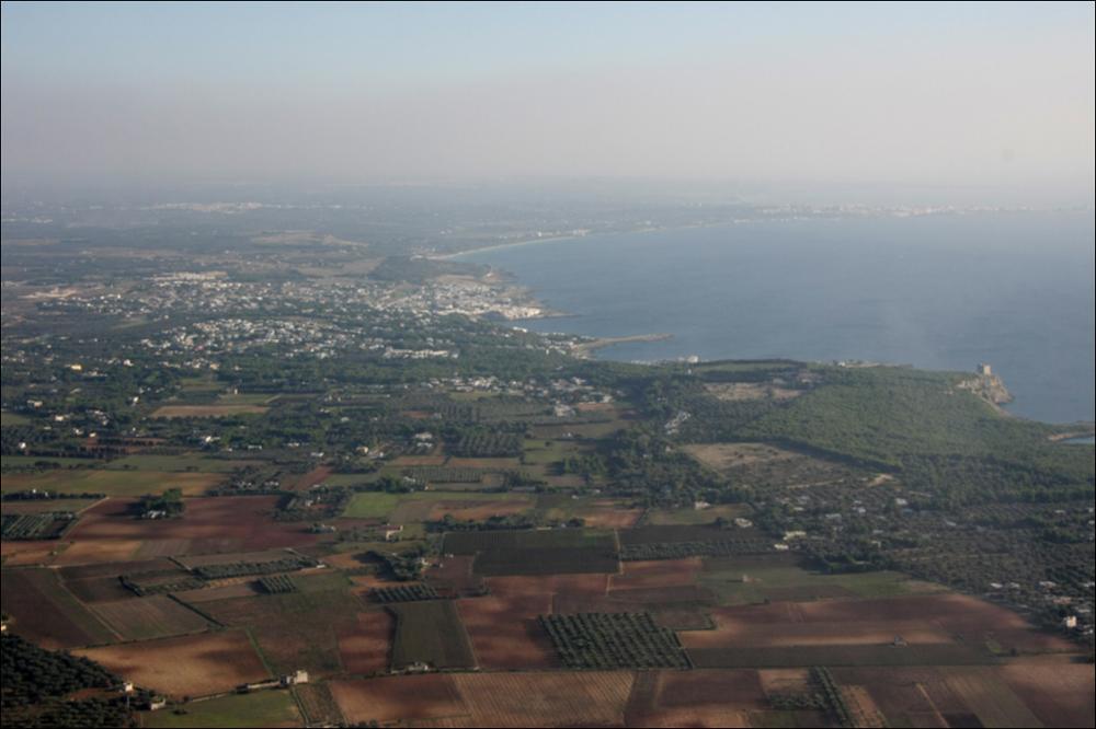 Il litorale jonico del Tavoliere Salentino si presenta prevalentemente roccioso e con un andamento piuttosto frastagliato, possiede beni patrimoniali di grande valore naturalistico e paesaggistico, tra questi và annoverata l'area protetta di Porto Selvaggio, istituita nel 1980 che rappresenta uno dei pochi areali ad alto grado di naturalità dell'intera zona.  All'altezza della baia di Porto Selvaggio, i costoni rocciosi più o meno acclivi digradano verso il mare, ricoperti da un fitta pineta che, in assenza di rilevanti condizionamenti antropici, si spinge quasi fino alla linea di riva. La pineta è bordata da ampi areali a macchia mediterranea e circondata da un paesaggio rurale dominato dall'ulivo e punteggiato da masserie. Sul costone di Torre Uluzzo e sui pianori vic...