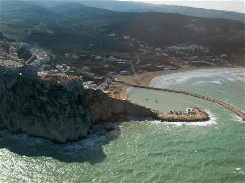 Il comune di Peschici, rientra nell'ambito paesaggistico del Gargano. Il promontorio del Gargano, con la sua piattaforma alquanto ripida e con le coste alte e rocciose a falesia, rappresenta un'area di discontinuità tra le due pianure alluvionali di Lesina e Varano e del Tavoliere. La costa è caratterizzata da una serie continua di punte o promontori con ripe frastagliate e scoscese che si alternano a baie, calette e insenature intercalate da promontori che l'erosione marina ha modellato, creando grotte marine, cavità, faraglioni o archi naturali. L'abitato di Peschici, è arroccato su un alto sperone di roccia e proiettato sul mare aperto con i suoi ripidi vicoli. La costa è caratterizzata, da torri e trabucchi, un sistema di piattaforme lignee per la pesca. La costa ga...