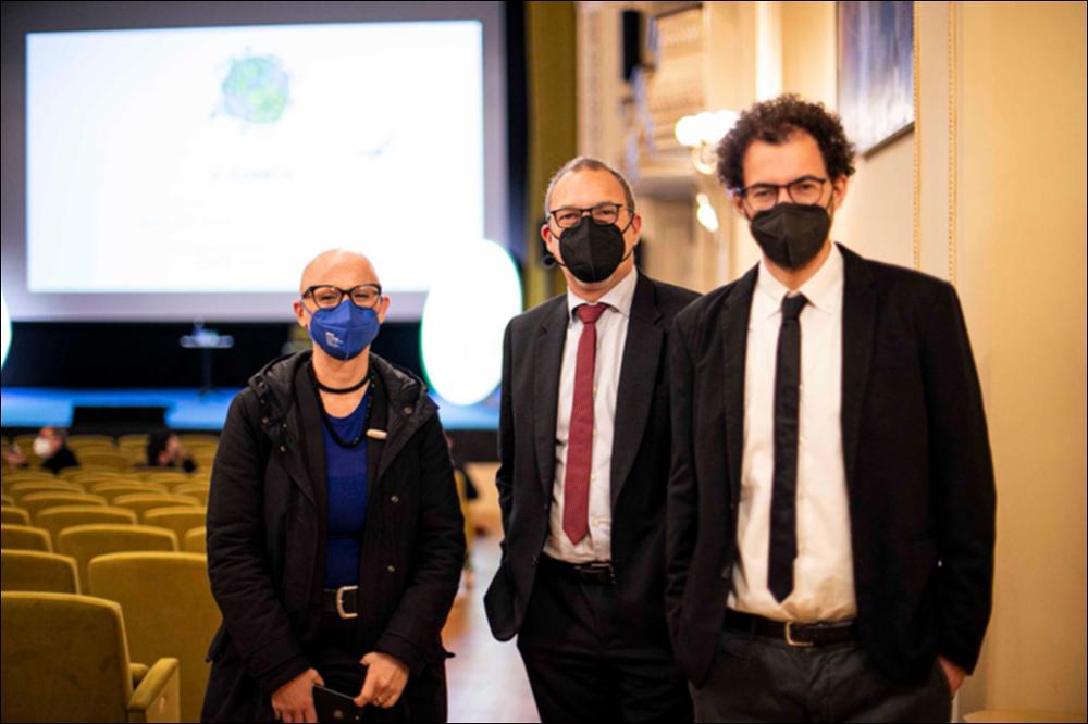 Nella foto da sinistra Ines Pierucci, Assessore alle Politiche culturali e turistiche del Comune di Bari, Marco Cattaneo, direttore di National Geographic Italia e sulla destra Vito Cramarossa, direttore di Cime, all’interno del salone del Teatro Kursaal Santalucia di Bari. Lo storico teatro liberty è stato scelto per ospitare incontri, workshop e proiezioni di documentari del primo Festival dedicato al tema della sostenibilità ambientale “Io scelgo il Pianeta”, svoltasi dal 26 novembre al 5 dicembre 2021....