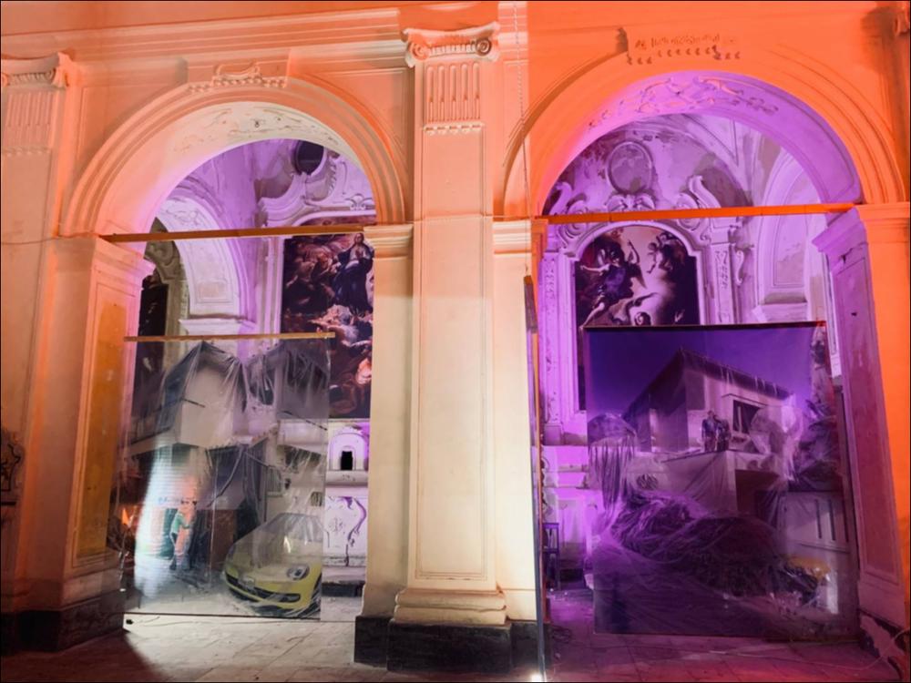 La chiesa di San Salvatore è una più antiche della città di Monopoli e sorge all’interno della sua cinta di mura. Dal 1960 ha vissuto vari periodi di abbandono, fino agli anni ’70 quando il centro Turistico Giovanile "Egnatia" di Monopoli si adoperò per mettere in salvo i dipinti di pregio ancora presenti nelle navate, alcuni visibili nello scatto fotografico. Con il PhEST e la mostra del fotografo giapponese Haruhiko Kawaguchi, in arte Photographer Hal, la chiesa ha riacquistato anche il ruolo di scrigno dell’arte contemporanea.
Il progetto “Fresh Love” di Photographer Hal rappresenta come l’amore unisce le cose e le persone in un abbraccio eterno; infatti, il fotografo ha voluto rappresentarlo attraverso coppie e cose amate tenute insieme in un grande contenitore sott...