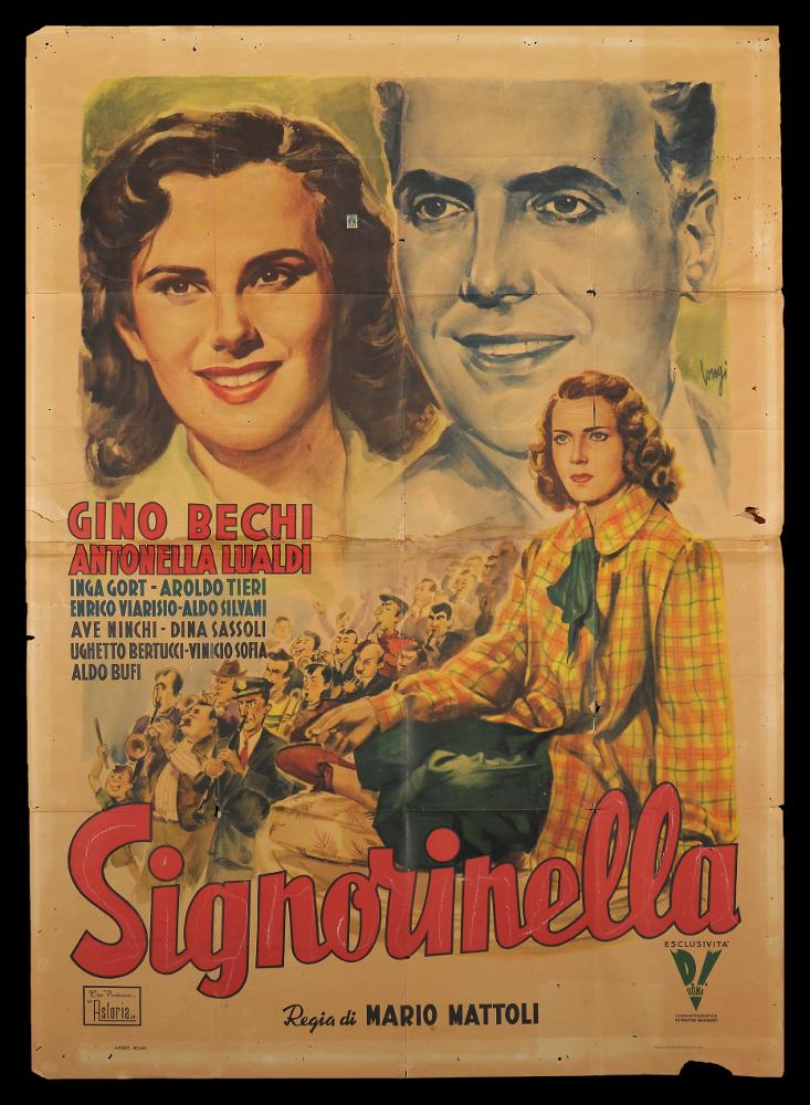 L'immagine riproduce uno dei manifesti conservati presso la Mediateca Regionale Pugliese (vedi Note). Si tratta di una delle versioni grafiche del manifesto del film "Signorinella" del 1949 per la regia di Mario Mattioli. L’illustratore del manifesto è Longi (Longi Carloantonio, illustratore e cartellonista cinematografico tra i più importanti sulla scena italiana tra gli anni cinquanta e settanta del Novecento. L'artista ripropone con pennelli e colori alcune scene del film in bianco e nero. Su uno sfondo verde campeggiano i grandi ritratti sorridenti di due degli attori principali, Gino Bechi (Don Cesare Balestri) e Antonella Lualdi (Maria), mentre in primo piano, a figura intera, una pensierosa Inga Gort (Tatiana Lapicella). Giustapposti tra i due blocchi, dai tratti...