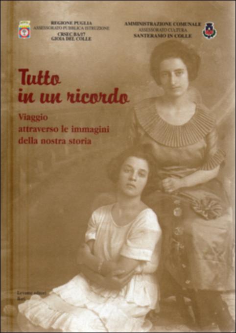 Il volume è parte della grande raccolta denominata “Libri di Puglia”, progetto di digitalizzazione a cura di Nicola Pergola che ha lo scopo di rendere fruibile la produzione editoriale dei Centri regionali di servizi educativi e culturali e degli Assessorati alla cultura e alla Pubblica Istruzione della Regione Puglia, dal 1968 agli anni 2000. Il volume è catalogo di una mostra che, attingendo agli archivi di famiglia, ricostruisce il passato di Gioia del Colle e Santeramo documentato da 100 anni di fotografie, che vanno dal 1850 al 1950. Ecco allora i gruppi di famiglia, rigidi di fronte all'obiettivo, e i ritratti in posa nei primi studi fotografici, scene di matrimoni più o meno fastosi, e bambini di ogni età, nudi di pochi mesi su una pelle di pecora o piuttosto imm...