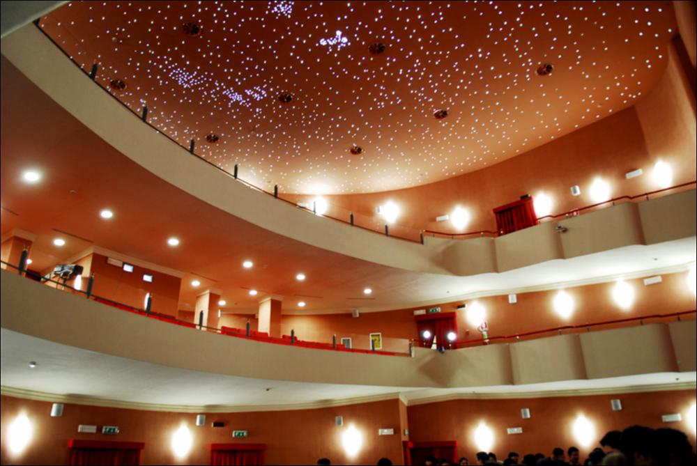 L'immagine è parte della campagna fotografica realizzata dalla fotografa Margherita Mirabella per Teatro Pubblico Pugliese, che ha ripreso nei suoi scatti le eleganti architetture e i rifiniti dettagli di alcuni dei più bei teatri pugliesi e alcuni degli spettacoli teatrali portati in scena in questi ultimi anni. Ci troviamo all'interno del Teatro Garibaldi di Bisceglie, situato nel borgo antico, tra Piazza Vittorio Emanuele II e Piazza Regina Margherita di Savoia. La sua costruzione fu voluta dal governo regio sabaudo, quando fu deliberata la decisione di trasformare gli antichi cameroni della “Polveriera”, dove sorgeva l'antico teatro cittadino costruito sugli ambienti ricavati da uno dei bastioni della cinta muraria. I lavori iniziarono nel 1862 sotto la direzione de...