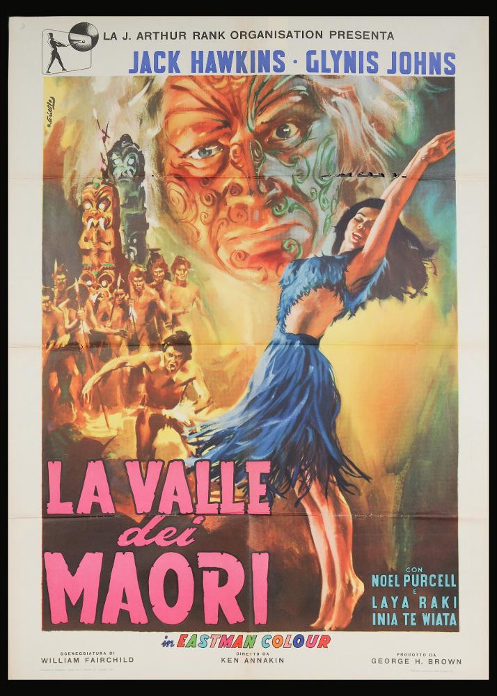 L'immagine riproduce uno dei manifesti conservati presso la Mediateca Regionale Pugliese (vedi Note). Si tratta di uno dei manifesti del film “La valle dei Maori” del 1954 per la regia di Ken Annakin. L’illustrazione è a firma dell’illustratore Averardo Ciriello (A. Ciriello), come si evince dalla firma in alto a sinistra. Il pittore sin dagli esordi mostrò un linguaggio elaborato e uno stile pittorico colto e maturo, sia nel ritratto che nelle scene narrative come si può ben notare in questo manifesto. La composizione presenta diversi elementi narrativi appartenenti a scene diverse del film. In primo piano è esaltata la bellezza esotica di Laya Raki, immortalata a piedi nudi durante una danza, con un abito che contribuisce ad aumentare la sensualità della donna. Alle s...