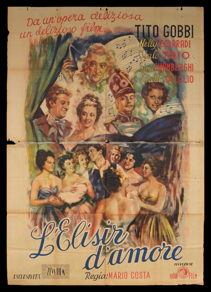 L'immagine riproduce uno dei manifesti conservati presso la Mediateca Regionale Pugliese (vedi Note). Si tratta di una delle versioni grafiche del manifesto del film di Mario Costa “L’Elisir d’amore” del 1946 a firma di Tarquini (Tarquini Paolo). "Pittore non Pittore" come lui stesso si definì, artista che condivise la sua arte con il padre Sabatino ed i fratelli Luigi e Glauco, Tarquini qui utilizza il tradizionale sfumato e policromo, tipico degli anni Trenta, dando risalto maggiormente ai colori pastello. La composizione grafica è divisa in due blocchi narrativi, uno superiore nel quale vi sono i volti dei principali protagonisti ed i relativi attributi che ne permettono una immediata riconoscibilità (si veda il mago/ciarlatano Dulcamara con in mano la pozione/elisir...