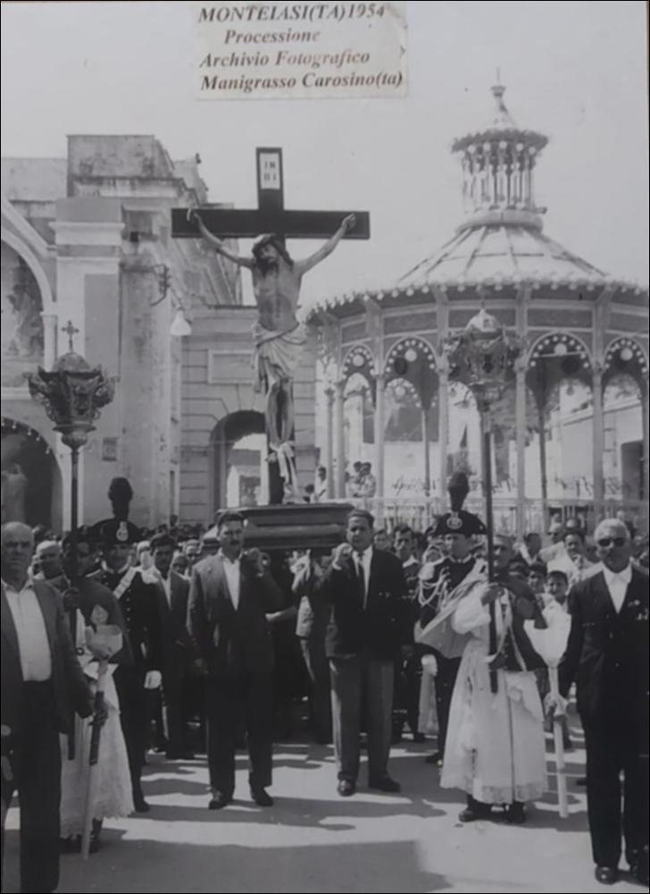 <div class="ql-editor"><div>La foto storica, scatto del 14 settembre 1954 dall'Archivio Fotografico Manigrasso di Carosino (TA), testimonia l'importanza della festa patronale del Santissimo Crocifisso a Monteiasi (TA). Un evento religioso e culturale che, ancora oggi, si celebra annualmente il 14 settembre, con il rito dell'Esaltazione della S. Croce – detta del “Crocifisso grande”, e il 3 maggio, con il rito dell'Invenzione della S. Croce – detta del “Crocifisso piccinno”.</div><div>In particolare, la ricorrenza del 3 maggio è caratterizzata da una tradizione suggestiva e singolare: al passaggio della statua del Crocifisso in processione, i fedeli – e soprattutto i bambini – lanciano dai balconi petali di papavero ch...