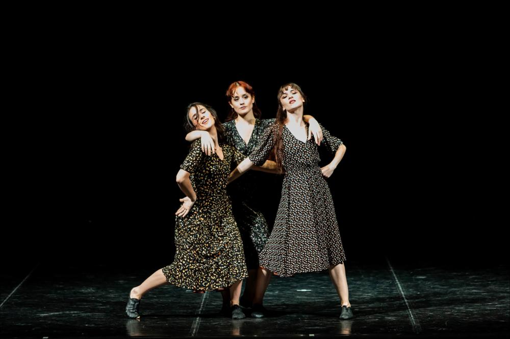 Lo scatto riprende tre ballerine del corpo di ballo “Balletto del Sud” durante una ripresa a porte chiuse (causa pandemia) per lo spettacolo “La luna dei Borboni” in scena l’8 aprile 2021 presso il Teatro Apollo a Lecce.
Lo spettacolo, ispirato all'omonima poesia di Vittorio Bodini, sotto l’autorizzazione e il patrocinio del Centro Studi Bodini, inscena le atmosfere evocative dell’area mediterranea raccontata dal poeta.
Il Sud è per Bodini - e per lo spettacolo - un'originale “invenzione”, che parte da una precisa realtà storica e geografica, con tutti i suoi problemi di natura sociale ed economica, e si elabora in una reinvenzione fantastica.
Atmosfera, costumi, abitudini di vita di una realtà concreta si trasformano in progetto futurista.
La situazione è sognante e ri...