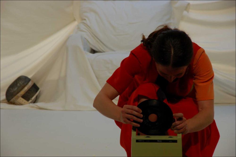 L'immagine in oggetto, fotografia ad opera di Tony D'Urso, cattura un momento dello spettacolo di “Hansel e Gretel - Mangiadisk”, una delle produzioni 2015-2016, messe in scena dalla compagnia teatrale Koreja di Lecce. Lo spettacolo, di Francesco Niccolini per la regia di Enzo Toma interpretato da Alessandra Crocco, Carlo Durante e Silvia Ricciardelli racconta la storia di due fratelli che, oramai adulti, ritornano nella casa dove trascorrevano le vacanze durante la loro infanzia. Lì ad aspettarli trovano la loro anziana nonna e un mangiadischi: un richiamo alla più celebre fiaba di “Hansel e Gretel”, che per molte notti aveva accompagnato i sogni/incubi dei piccoli fratelli. I ricordi riaffiorano, permettendo finalmente di esorcizzare i cattivi pensieri e la nonna, nel...
