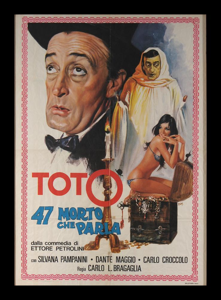 “Totò 47 morto che parla” è un film del 1950 diretto da Carlo Ludovico Bragaglia su sceneggiatura di Ettore Petrolini, Agenore Incrocci e Nicola Manzari. Insieme a Totò ricordiamo tra gli interpreti principali Silvana Pampanini, Dante Maggio, Carlo Croccolo.
Il manifesto cinematografico è a firma del celebre pittore di cinema Mario De Berardinis. Nato a La Spezia, classe 1931, si trasferì a Pescara per gli studi e poi a Roma, dove condivise qualche anno lo studio di Rodolfo Gasparri, uno dei più importanti cartellonisti cinematografici del periodo. In seguito creò il suo studio a Roma e collaborò con grandi case di produzione, firmando diverse centinaia di manifesti. Tre sono le firme che ritroviamo sulle sue opere: all’inizio della sua carriera firmava con il suo nome ...