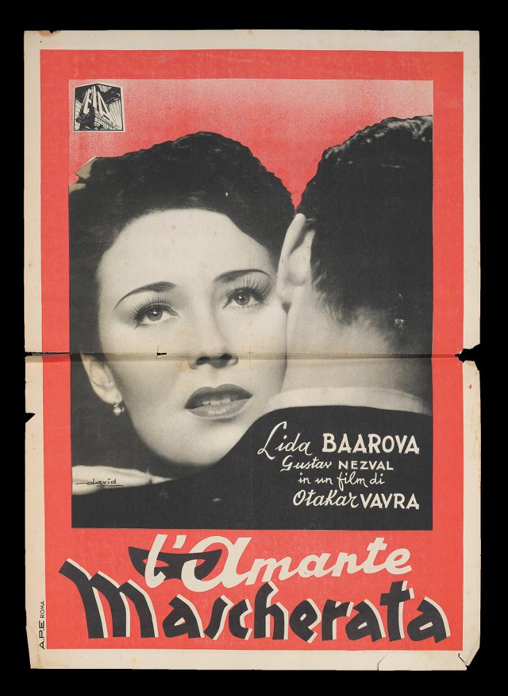 L'immagine riproduce una delle opere grafiche conservate presso la Mediateca Regionale Pugliese (vedi Note). Si tratta nello specifico di una delle fotobuste verticali del film ceco “L'amante mascherata” del 1940 per la regia di Otakar Vavra. La composizione, semplice ma dal bell'impatto visivo. La cornice rossa esalta la fotografia di scena al centro, un ritratto fotografico in bianco e nero di Lida Baaroya che stringe probabilmente il co protagonista Gustav Nezval, entrambi attori cecoslovacchi. L'elemento decorativo è lasciato unicamente al titolo, segno contraddistintivo di altre opere di David. Nella pittura di cinema, il lettering diventava parte integrante e significativo del manifesto; qui la scritta con lettere "vibranti" rende il racconto dinamico e la mascher...