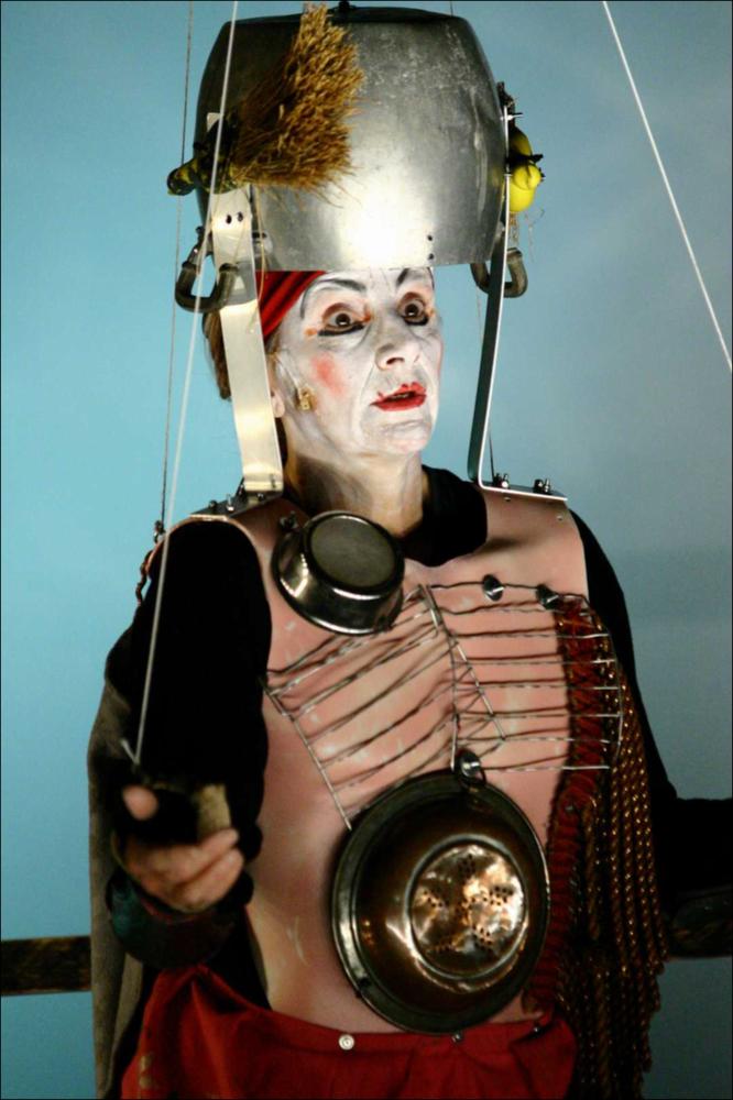 La fotografia in oggetto, ad opera di Elisa Manta, immortala un momento dello spettacolo “Paladini di Francia”, messo in scena dai Cantieri Teatrali Koreja di Lecce per la stagione 2015-2016 dedicata al Teatro Ragazzi. Giochi di bambini, marionette e pupi prendono vita per inscenare uno spettacolo colto e coinvolgente, ricco di citazioni e pure fluente: lo spettacolo di Francesco Niccolini, regia di Enzo Toma, è avvincente sapendo divertire, aprendo intanto spazi di commozione e delicata poesia nell'amata cornice di "Cosa sono le nuvole?" di Pier Paolo Pasolini, fonte d'ispirazione anche per la definizione dei personaggi, attori/pupi che ruotano intorno al loro Imperatore Carlo Magno. È in fondo la storia comica e tragica dei paladini di Carlo Magno, dall'arrivo a corte...