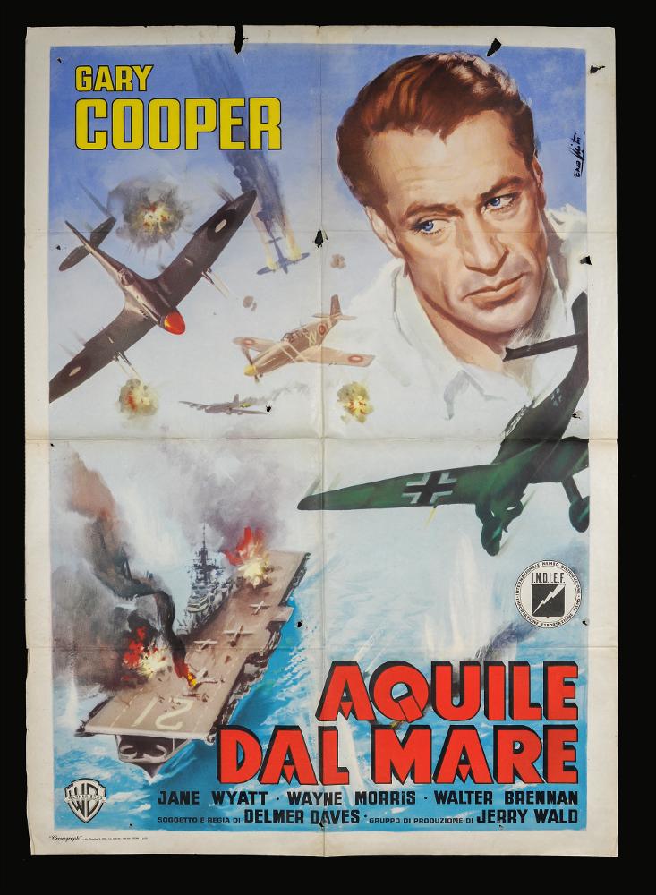 L'immagine riproduce uno dei manifesti conservati presso la Mediateca Regionale Pugliese (vedi Note). Si tratta della versione grafica per il manifesto del film "Aquile dal mare", a firma di Enzo Nistri. Pittore romano che realizzò migliaia di manifesti per il cinema, Nistri si contraddistinse per un linguaggio maturo, uno stile semplice ed elegante che "si presta a raccontare ogni storia" (Baroni, 2018). Molti suoi lavori infatti si riconoscono per il tratto raffinato, ma al tempo stesso dalla forte intensità costruttiva data anche da un sapiente uso dei colori netti e spesso contrastanti, che aiutano a ben definire le figure e le scene descritte. In questa composizione si ritrovano così i tratti tipici dello stile di Nistri: un taglio moderno, fatto di più elementi na...