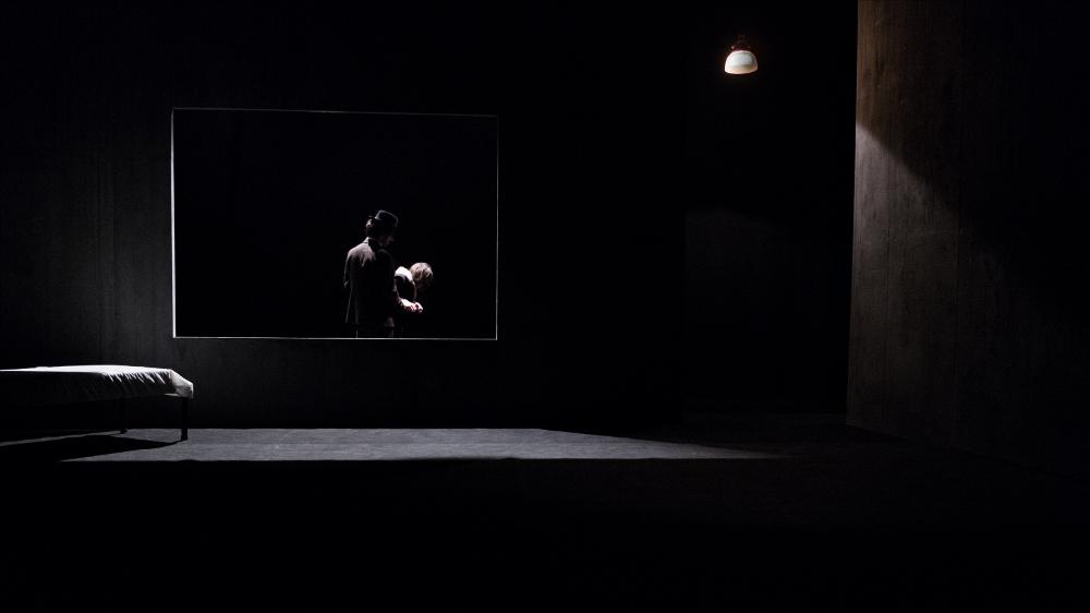 La fotografia in oggetto, ad opera di Alessandro Serra, immortala un momento dello spettacolo “Frame”, spettacolo messo in scena dalla compagnia teatrale Koreja di Lecce con la co-produzione della Compagnia Teatropersona. Frame è uno spettacolo che abbraccia arte e teatro, ispirato nelle scene alle opere dell'artista statunitense Edward Hopper. Una vera e propria immersione nel mondo e nelle opere dell'artista attraverso la descrizione di momenti, persone e frammenti che scandiscono la vita quotidiana dell'uomo contemporaneo. Non ci sono voci ad animare la scena, ma luci, suoni, abiti che riescono a coinvolgere lo spettatore, rendendo lo spettacolo simile ad una visita museale e lo spettatore diviene fruitore che insieme vive e crea l'opera. In questa fotografia sembra ...