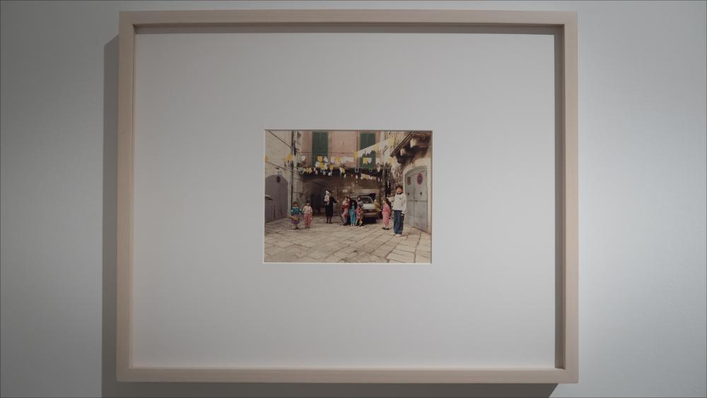 Scatto realizzato dal fotografo italiano LUIGI GHIRRI, recuperato dall’Archivio Eredi Ghirri negli anni e proposto per la mostra inedita “Tra albe e tramonti. Immagini per la Puglia” presso la Fondazione Pino Pascali di Polignano a Mare. Un corpus fotografico di negativi e foto originali dal 1982 che mette in luce la quotidianità: vicoli animati da bambini e famiglie, feste popolari, fuochi d’artificio e pillole di vita. 