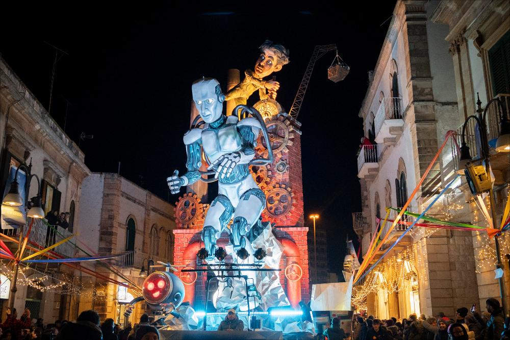 <p>Foto Carro Allegorico 2024, selezionato per la 630^ edizione del Carnevale di Putignano. Ass. Carta Bianca del M° cartapestaio Francesco Lippolis.</p><p>Tema generale proposto dalla Fondazione: un viaggio nel tempo possibile grazie al misterioso composto “Farinelite N630”.</p>...