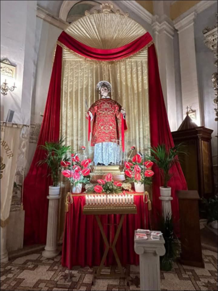 <div class="ql-editor"><div>L'immagine digitale immortala la statua di San Lorenzo Martire, Santo Patrono di Sogliano Cavour (LE).</div><div>La festa dedicata a San Lorenzo Martire si celebra ogni anno il 10 agosto, in memoria del suo martirio. È un appuntamento che la comunità vive con profonda devozione da tempo immemorabile. Accanto al suo intenso significato religioso, la ricorrenza assume anche un importante valore sociale: custodisce tradizioni antiche, rafforza il senso di appartenenza e rinsalda l’identità collettiva. Non è raro, infatti, che molti soglianesi trasferitisi altrove tornino in paese proprio in questa occasione, per ritrovare le proprie radici e condividere la festa con la comunità d’origine.</div><div>Il culto d...