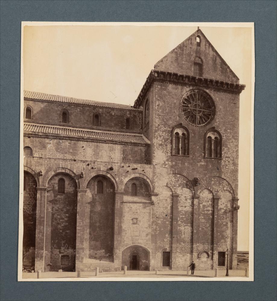 <div class="ql-editor"><div>Ritaglio da <span>fotografia di Romualdo Moscioni del fianco sud della Cattedrale di Trani (XII secolo).</span></div><div><span class="ql-cursor">﻿</span>L'immagine digitale fa parte della raccolta fotografica di Giuseppe Ceci (1863-1938), studioso delle arti figurative dell’Italia meridionale e tra i promotori delle Società di Storia Patria di Napoli e della Puglia. Tale raccolta si inserisce nel vivace clima culturale dell’Italia postunitaria, caratterizzato dal progressivo consolidarsi di una «coscienza nazionale» alimentata anche dal confronto e dal dialogo con le realtà storiche e culturali locali.</div><div>Oggi la Biblioteca Comunale di Andria conserva oltre settecento fotografie dedicate alla Pug...