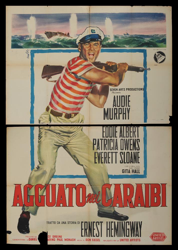 L'immagine riproduce uno dei manifesti conservati presso la Mediateca Regionale Pugliese (vedi Note). Si tratta di una delle versioni grafiche del manifesto del film “Agguato nei Caraibi” del 1958 per la regia di Don Siegel. Il manifesto è firmato da Enzo Nistri (Lorenzo Nistri), pittore romano che realizzò migliaia di manifesti per il cinema, contraddistinguendosi per un linguaggio maturo, uno stile semplice ed elegante che «si presta a raccontare ogni storia» (Baroni, 2018). Qui vediamo, a figura intera, il protagonista Sam Martin (Audie Murphy) riconoscibile per l’abbigliamento da marinaio mentre in alto è rappresentato lo sfondo con l’ambientazione marina, isolato in un rettangolo. Al di sotto del titolo vi è l’indicazione aggiuntiva della trasposizione cinematograf...