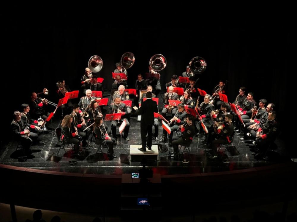 <div class="ql-editor"><div>Fotografia che ritrae la formazione della banda musicale in uniforme durante il concerto della Settimana Santa, svoltosi nel 2024 presso il Teatro Comunale di Ceglie Messapica.</div><div><br></div><div>L’Associazione Musicale Culturale Giovani Musicisti di Ceglie Messapica è una banda musicale fondata nel 1994, composta da circa 40 musicisti e strutturata come un’orchestra. Svolge un’attività continuativa nel territorio di Ceglie Messapica e nei comuni limitrofi, partecipando a feste patronali, celebrazioni religiose, cerimonie civili, manifestazioni culturali ed eventi musicali. La banda costituisce una realtà aggregativa, educativa e culturale per la comunità cegliese e contribuisce alla trasmissione de...