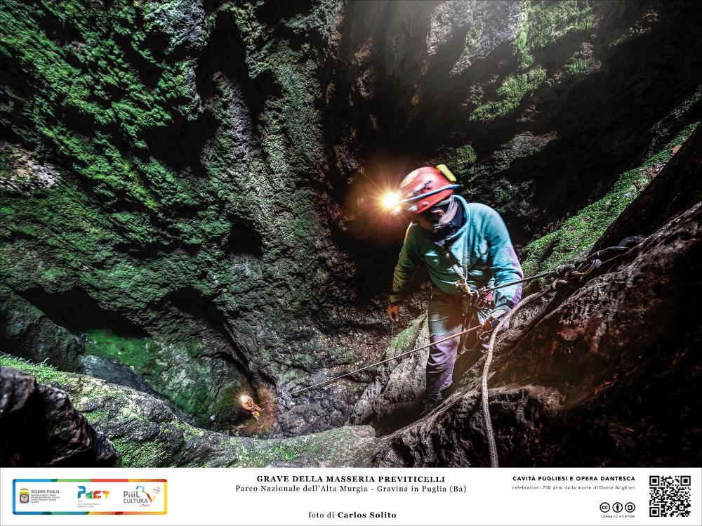 Questa splendida foto ritrae la discesa in corda nel pozzo della Grave Previticelli, inclinato per i primi 40 metri fino a scendere a quota -110 metri dove regna il mistero di una caverna inesplorata, scoperta solo nel 1967.
L’immagine digitale fa parte della raccolta di fotografie prodotte da Carlos Solito per il Progetto digitale “Sillabario sotterraneo – Viaggio dantesco nelle Grotte di Puglia” – realizzato nell'ambito della LEGGE REGIONALE 30 dicembre 2020 - art. 39 “Cavità pugliesi e opera dantesca - Celebrazioni 700 anni dalla morte di Dante Alighieri”.