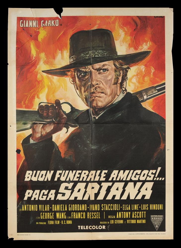 L'immagine riproduce uno dei manifesti conservati presso la Mediateca Regionale Pugliese (vedi Note). Si tratta di uno dei manifesti del film “Buon funerale amigos!... paga Sartana”, del 1970 per la regia di Anthony Ascott. L’illustrazione è a firma dell’illustratore Casaro (Renato Casaro) come si evince dalla firma presente in alto sulla destra. Tra i maggiori rappresentanti della grafica e del manifesto Casaro adottò come modello Angelo Cesselon, il primo pittore ad utilizzare, per i manifesti cinematografici, un nuovo linguaggio che dà maggiore importanza ad una grande scena, ad un ritratto per raccontare una storia. Casaro è noto per essere stato un autodidatta che riuscì tuttavia ad acquisire competenze e abilità riconoscibili, come l’uso dell’aerografo e legami co...