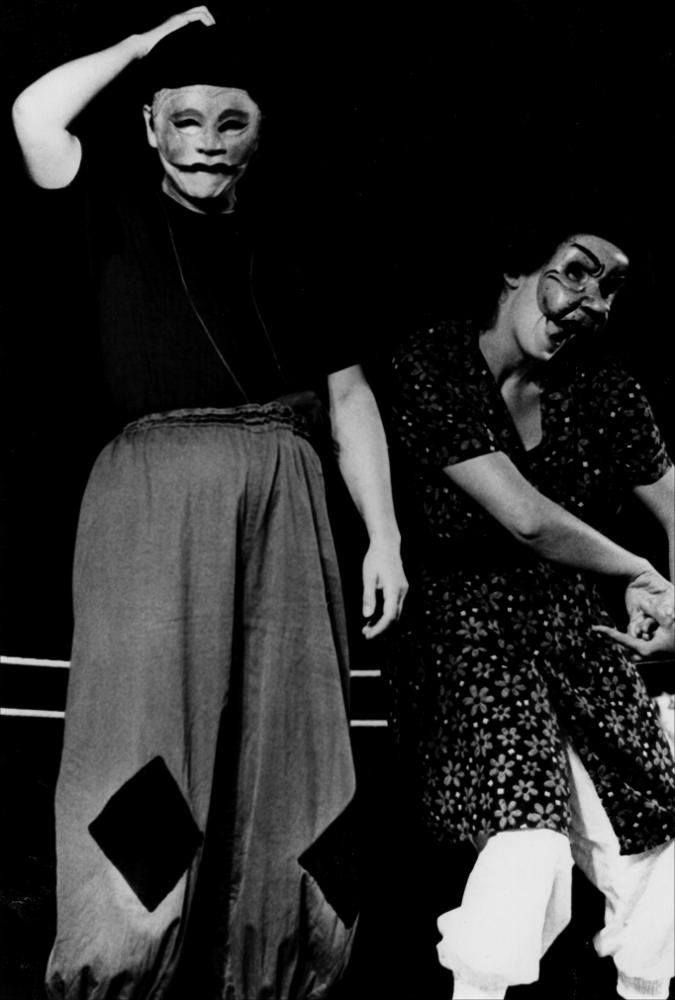 L'immagine digitale cattura uno dei momenti della performance “I viaggi fantastici di Sindbad”, messa in scena nel 1986 nell'ambito della rassegna “Aradeo e i Teatri” inaugurata in quell'anno con il titolo “Pensaci Giacomino! Omaggio a Pirandello” per il cinquantenario della morte dello scrittore. La rassegna divenne un vero e proprio appuntamento con il teatro sperimentale che la compagnia del Teatro Koreja, nata nel 1983 nel piccolo borgo salentino di Aradeo, portò avanti sin dall'anno della sua fondazione. Chiaro è il riferimento letterario dello spettacolo a partire dal nome del protagonista, Sindbad, marinaio eroe del ciclo di racconti leggendari di viaggi inclusi nella raccolta novellistica araba de “Le Mille e una Notte”. Il Teatro Kismet di Bari, nato nel 1981, ...