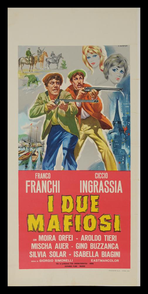L'immagine riproduce uno dei manifesti conservati presso la Mediateca Regionale Pugliese (vedi Note). Si tratta di una delle versioni grafiche della locandina del film "I due mafiosi", a firma di Renato Casaro, tra i maggiori rappresentanti della grafica e del manifesto del secondo dopoguerra. Autodidatta, sviluppa una grande tecnica e raffinatezza formale sugli esempi più prestigiosi di altri pittori di cinema, primo tra tutti Cesselon, alla quale mescola linguaggi compositivi più innovativi (fotografico e grafico) anche usando tecniche e strumenti diversi, come l'aerografo, che dona morbidezza e precisione alla rappresentazione di scene e personaggi. Per la locandina in oggetto, Casaro realizza una composizione molto moderna e scenografica, dai colori accesi. Lo sfond...