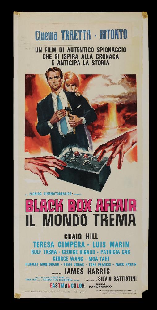 L'immagine riproduce uno dei manifesti conservati presso la Mediateca Regionale Pugliese (vedi Note). Si tratta della locandina del film "Black box affair: Il mondo trema", film italo spagnolo del 1966, la cui illustrazione è a firma di Simeoni. Noto spesso per essere uno dei pittori di cinema più prolifici, Sandro Simeoni (noto anche come Symeoni) si distinse per una grande pittoricità, un gusto originale basato sulla bellezza formale e realtà figurativa e più tardi per composizioni moderne basate su ritmi spezzati e drammatici. Anche su spazi ridotti, l'artista crea una composizione dinamica, in cui la coppia di attori è protagonista insieme ad elementi simbolici tratti da scene principali, le due mani che si impossessano di una misteriosa scatola nera. Insieme allo s...