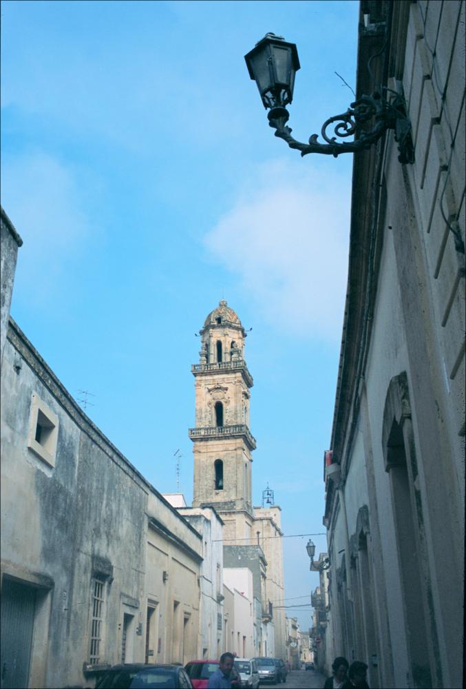 La fotografia è parte della ricca raccolta fotografica “Puglia per tutte le Stagioni” vol. 2, prodotta dall'Assessorato al Turismo e Industria Alberghiera della Regione Puglia, per raccontare la Puglia attraverso immagini suddivise in 5 settori principali: Città e Paesi, Settimana Santa, Territorio, Feste – Sagre – Tradizioni, Mercati – Prodotti – Cucina. Lo scatto immortala un particolare del centro storico di Sternatìa, comune in provincia di Lecce e parte della cosidetta “Grecìa Salentina”, isola linguistica in cui si parla il griko, idioma di origine greca. Per quanto riguarda l'origine del toponimo, le ipotesi sono diverse: per lo studioso Luigi Tasselli, il nome deriverebbe dall'usanza delle donne del luogo di piangere la perdita delle persone a loro care percuote...