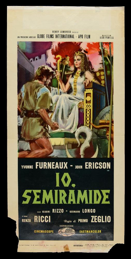 “Io, Semiramide” è un film storico del 1963 diretto da Primo Zeglio, su sceneggiatura di Fede Arnaud, Alberto Liberati e lo stesso Primo Zeglio. Nel cast ricordiamo Yvonne Furneaux, John Ericson, Renzo Ricci, Gianni Rizzo.
La locandina cinematografica è opera del celebre pittore di cinema Angelo Cesselon, considerato uno dei maestri più originali per il suo stile caratterizzato da composizioni innovative e da un cromatismo dinamico espresso a colpi di pennello e di spatola, influenzato anche dalla pittura dell’Ottocento. Nato a Venezia nel 1922, Cesselon unisce il linguaggio figurativo con l’astrattismo e la pop art. La composizione enfatizza l’atmosfera drammatica della scena nei tocchi sfumati, negli intensi e contrastati giochi di colore, nelle leggere pennellate. In...