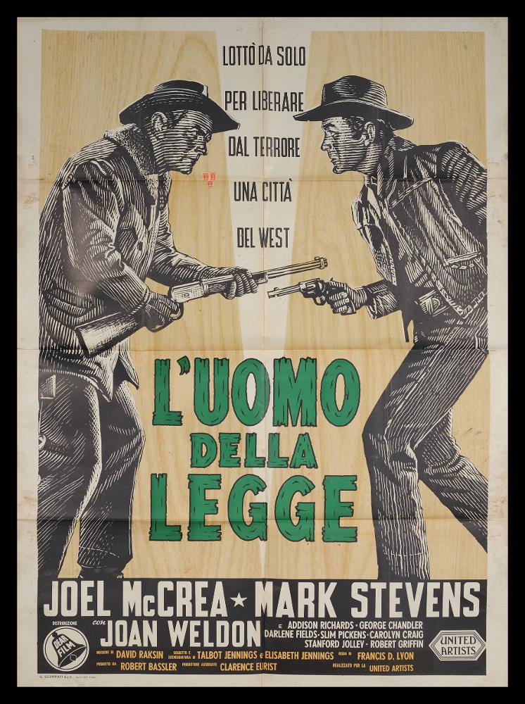 L'immagine riproduce uno dei manifesti conservati presso la Mediateca Regionale Pugliese (vedi Note). Si tratta di una delle versioni grafiche del manifesto del film "L'uomo della legge". Nell'illustrazione, di artista ignoto, si percepisce tutta l'atmosfera western del film. La composizione vede due uomini contrapposti, pronti per un duello, resi con un tratto grafico più stilizzato che figurativo, in un bianco e nero che richiama la grafite. Si riconoscono nelle due figure intere i ritratti dei due attori protagonisti, dettaglio che differenzia comunque questo manifesto da quello - identico nella impostazione, tecnica, posizionamento e rappresentazione dei personaggi - del film "Passaggio di notte", conservato anch'esso in collezione. Le opere grafiche dei film citati...