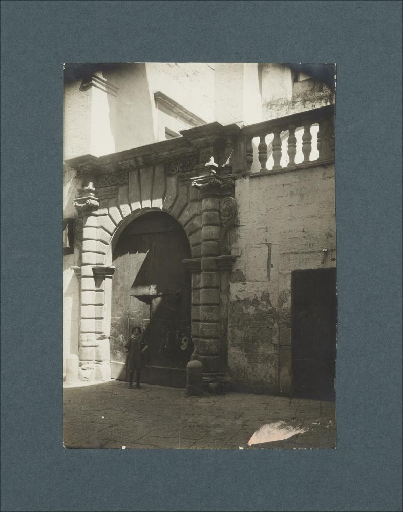 <div class="ql-editor"><div>Documentazione fotografica del Portale del Palazzo Bovio di Bitonto (BA), facente parte dell'Archivio Giuseppe Ceci.</div><div>La raccolta fotografica di Giuseppe Ceci (1863-1938), studioso delle arti figurative dell’Italia meridionale e tra i promotori delle Società di Storia Patria di Napoli e della Puglia, si inserisce nel vivace clima culturale dell’Italia postunitaria, caratterizzato dal progressivo consolidarsi di una «coscienza nazionale» alimentata anche dal confronto e dal dialogo con le realtà storiche e culturali locali.</div><div>Oggi la Biblioteca Comunale di Andria conserva oltre settecento fotografie dedicate alla Puglia medievale, a Napoli e al patrimonio storico-artistico dell’Italia meri...